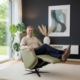 lange man in relaxstoel
